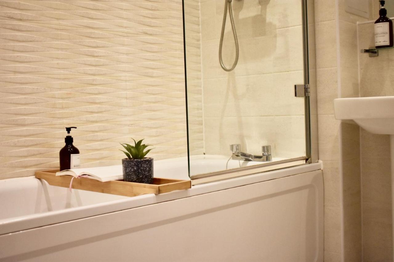 מילטון קינס Classy Campbell Park Apartment, Balcony & Free Parking מראה חיצוני תמונה